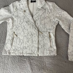 Very nice blazer.  Very comfortable but looks dressy